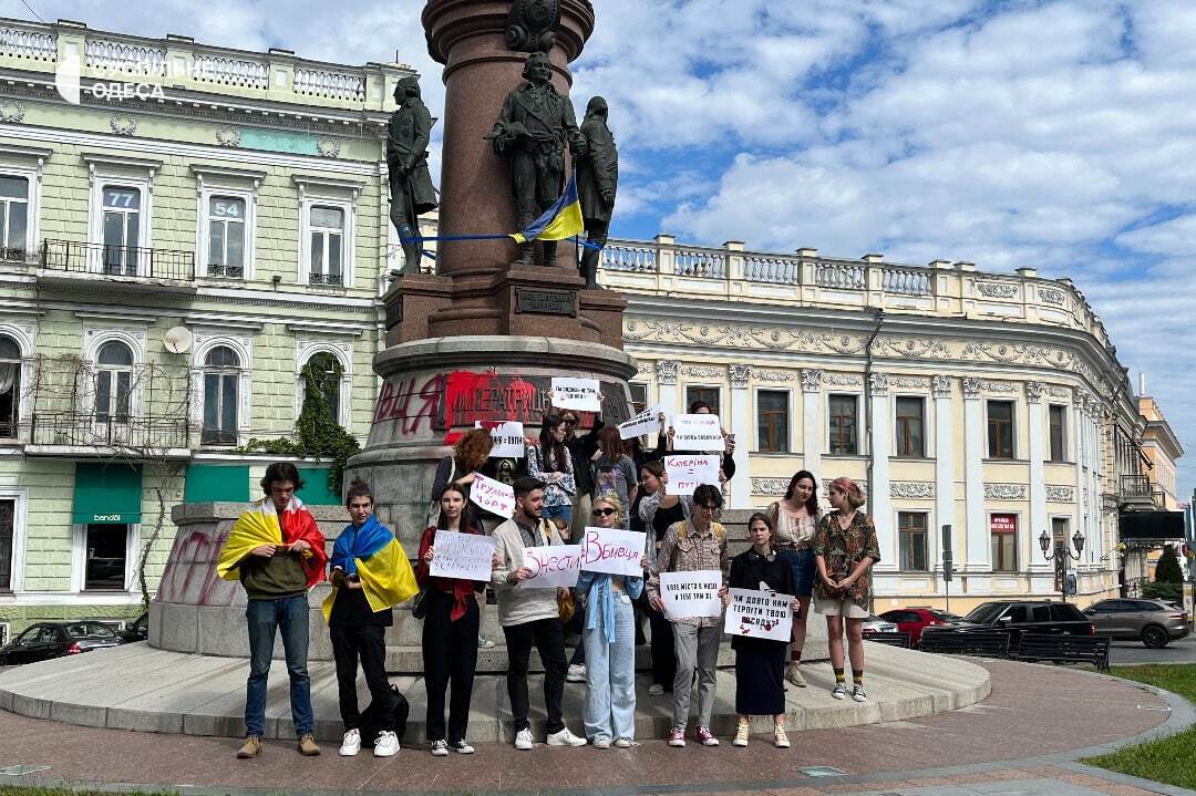 "Знести": в Одесі влаштували акцію за демонтаж пам’ятника Катерині ІІ. Фото і відео 