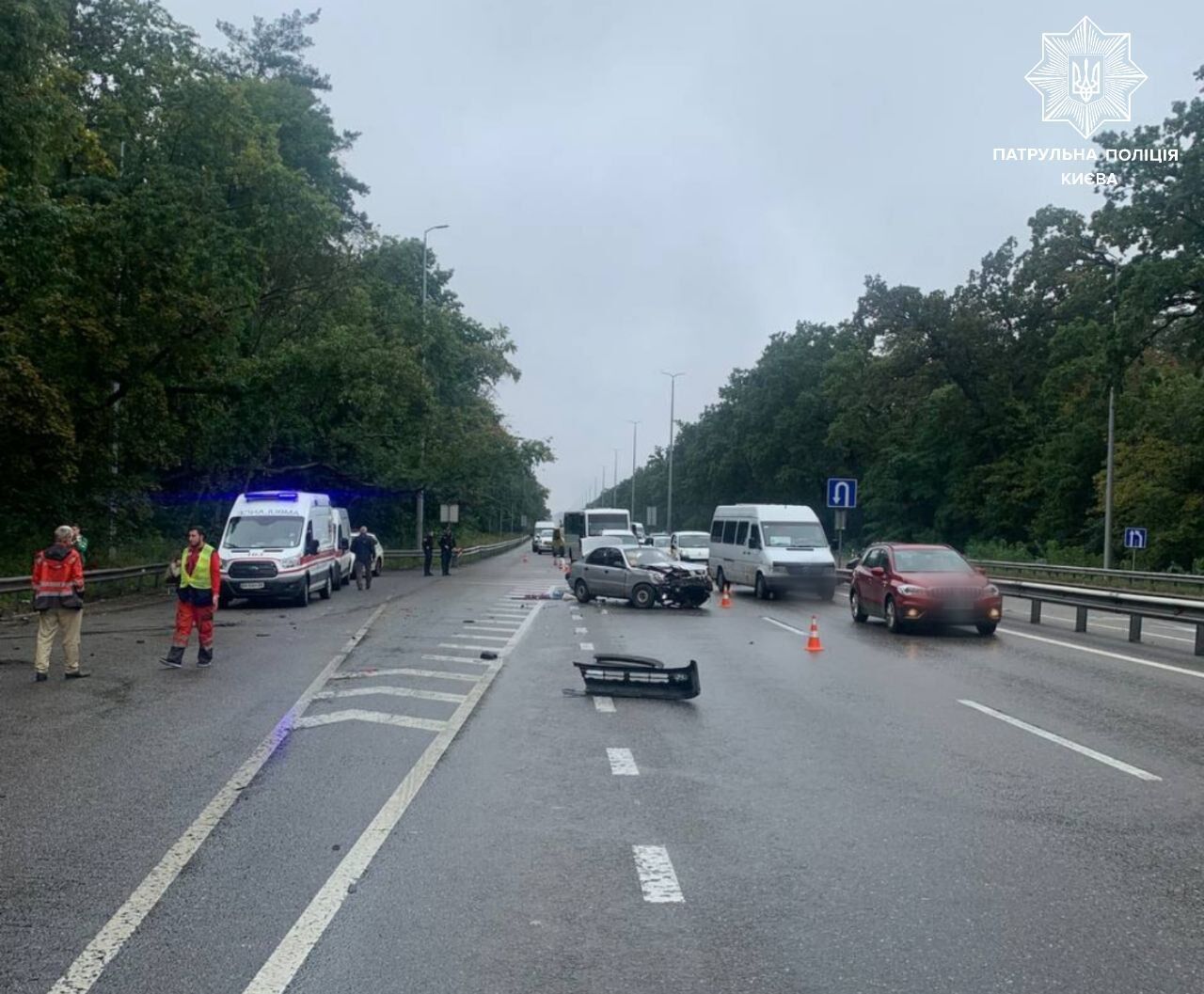 В Киеве произошла авария с участием двух легковушек: на въезде в город возникла пробка. Фото и видео