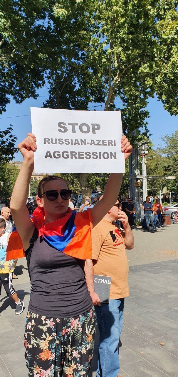 У Єревані люди вийшли на протест із вимогою виходу Вірменії з ОДКБ: що це означає для світу 