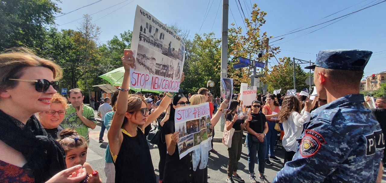 В Ереване люди вышли на протест с требованием выхода Армении из ОДКБ: что это значит для мира