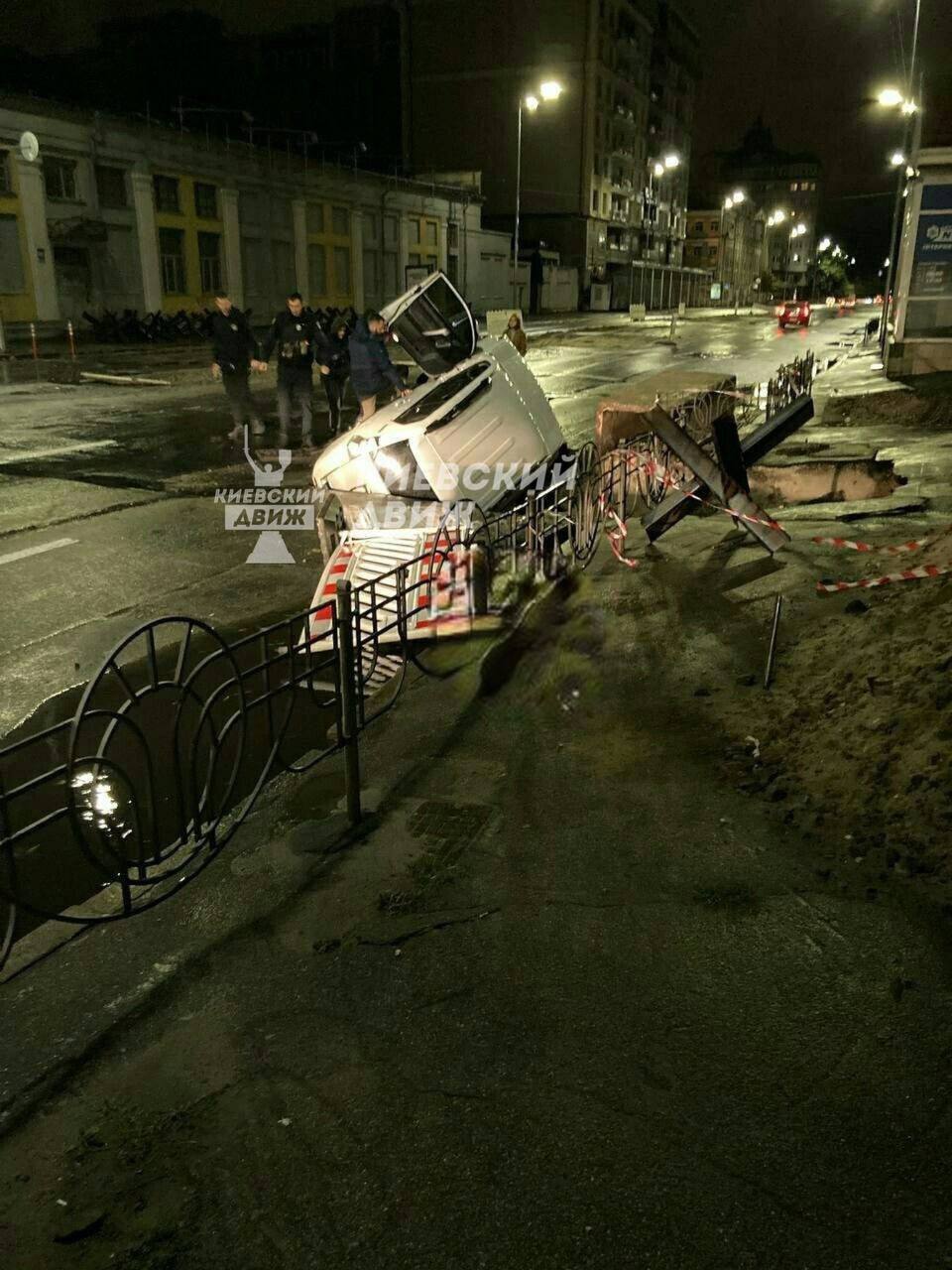 У Києві через негоду авто провалилося під асфальт, а станція метро "Академмістечко" пішла під воду. Фото та відео 