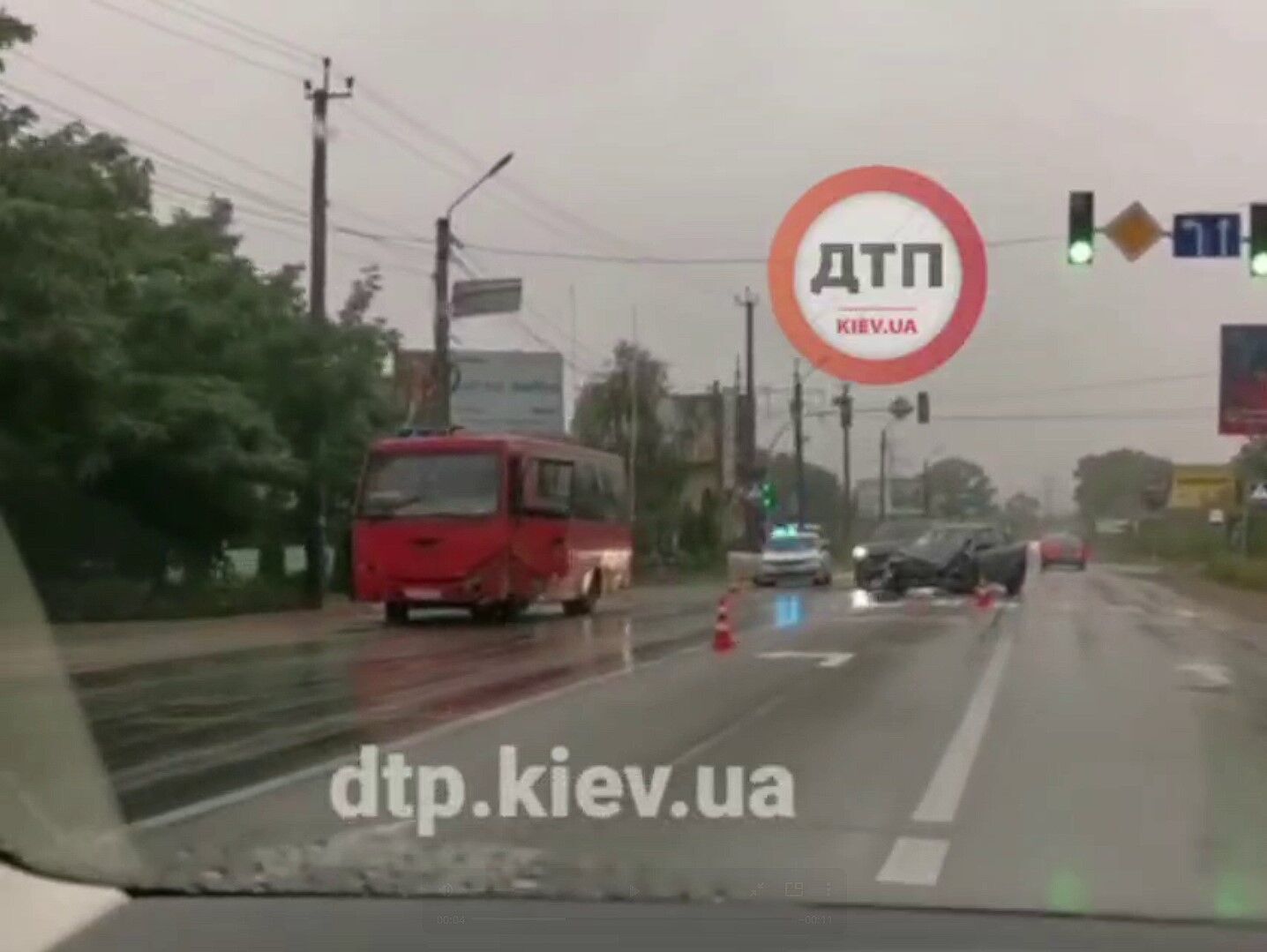 Под Киевом произошло лобовое столкновение маршрутки и легковушки. Видео