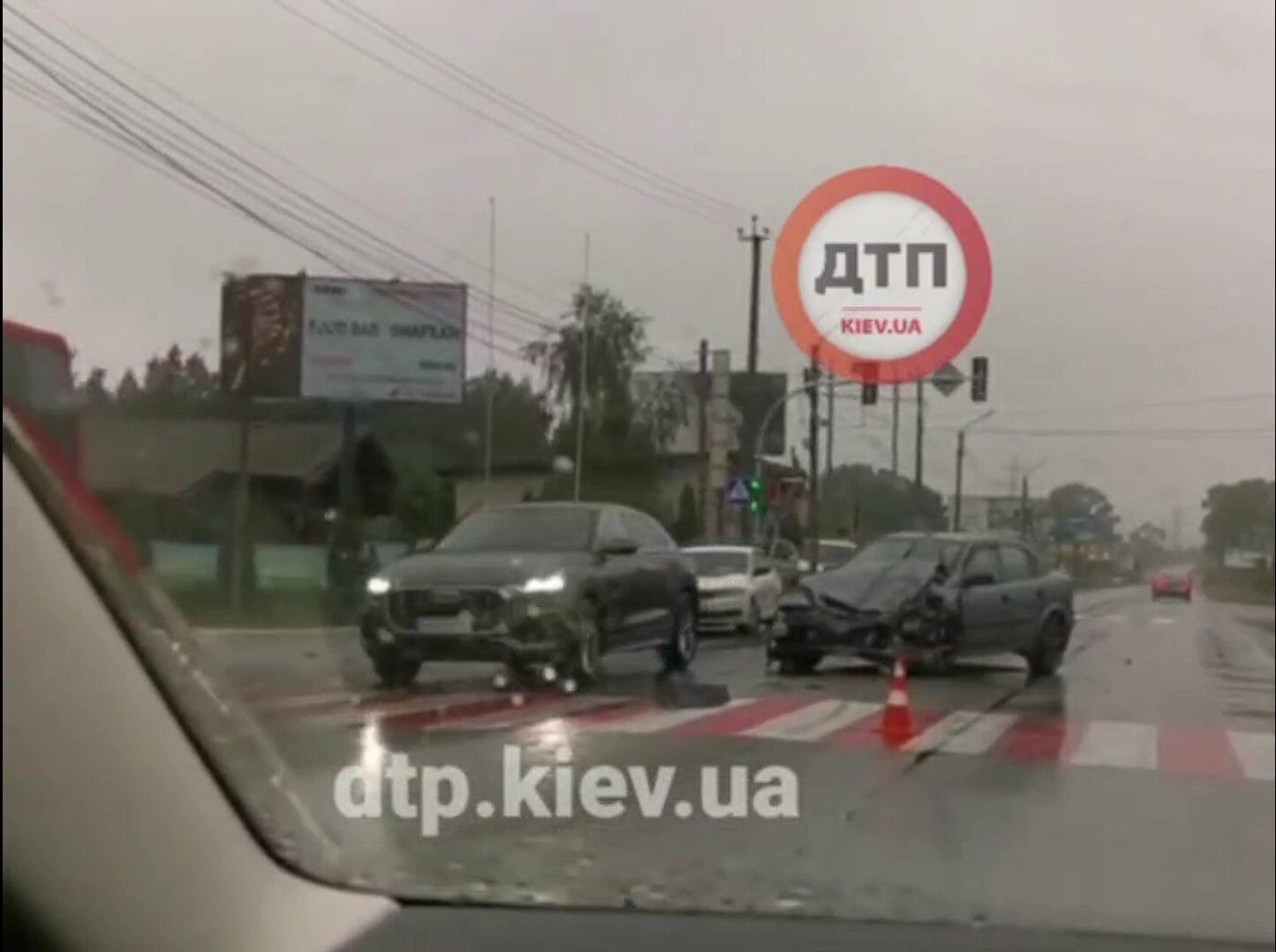 Под Киевом произошло лобовое столкновение маршрутки и легковушки. Видео