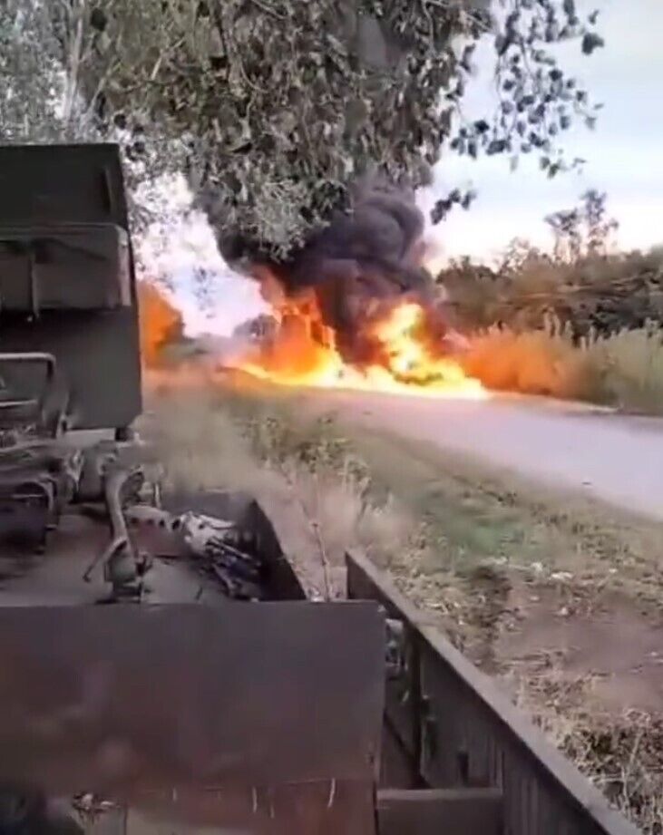 Воины ВСУ устроили "фейерверк" из вражеского танка на востоке: поднялся столб огня и дыма. Видео