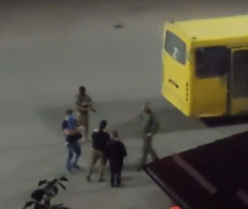 Усе йде за планом? На Луганщині дружини ''мобілізованих'' окупантами чоловіків кидалися під колеса автобуса. Фото і відео