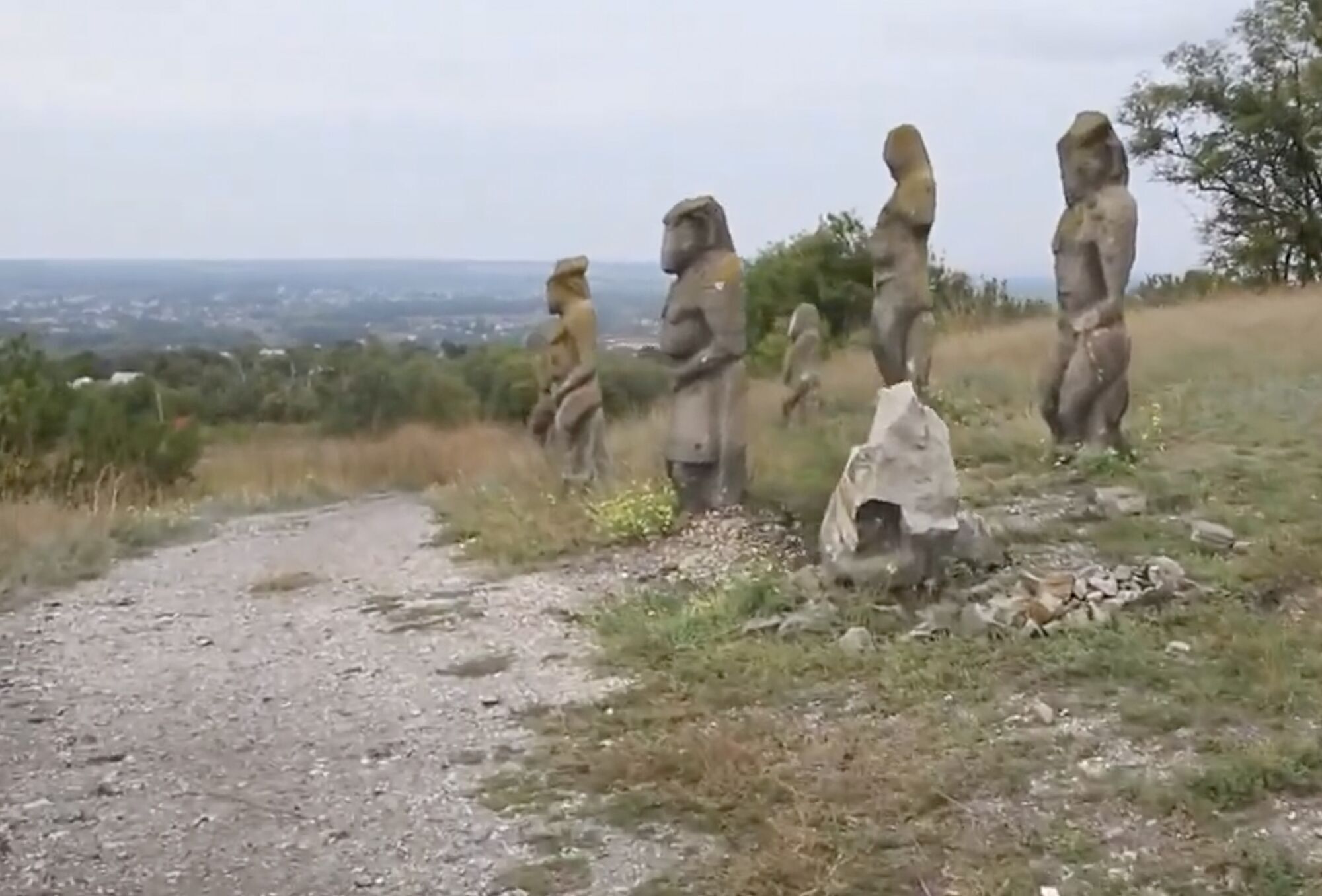 Війська РФ розбили кам’яні половецькі баби біля Ізюма, які вистояли тисячу років. Фото 