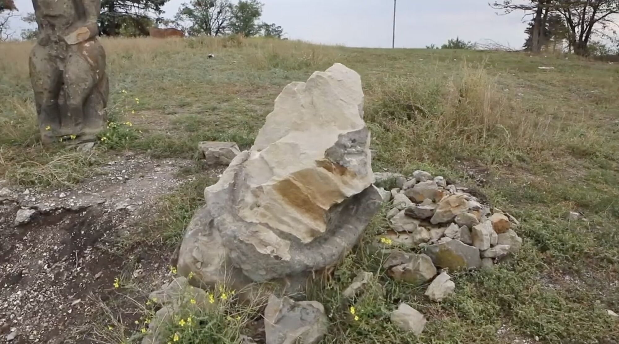 Войска РФ разбили каменные половецкие бабы около Изюма, выстоявшие тысячу лет. Фото