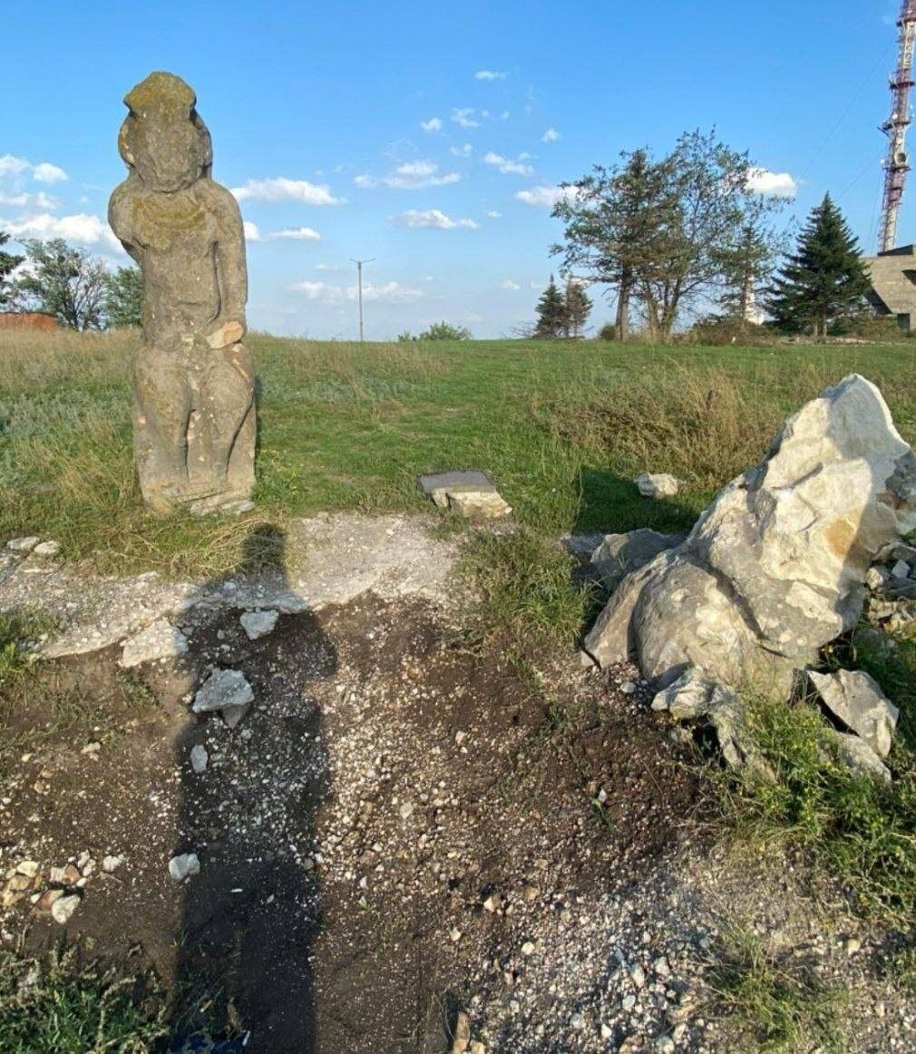 Війська РФ розбили кам’яні половецькі баби біля Ізюма, які вистояли тисячу років. Фото 