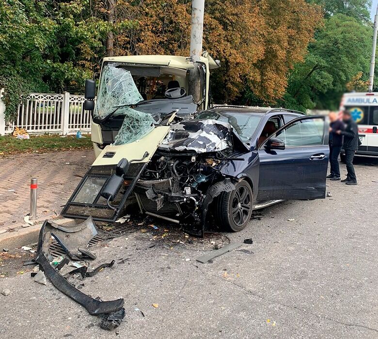 У Києві сталася ДТП за участю Mercedes та маршрутки: постраждало понад 20 осіб. Фото і відео
