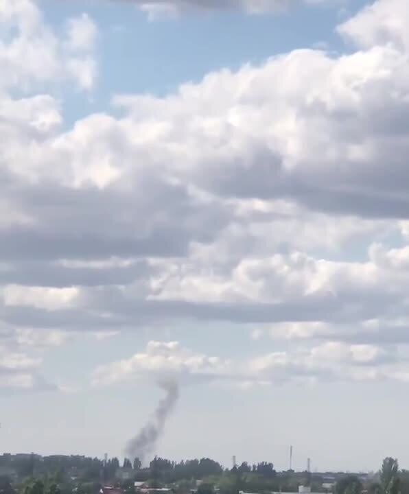 В Мелитополе прогремели взрывы на аэродроме, захваченном оккупантами: виднеется дым. Видео