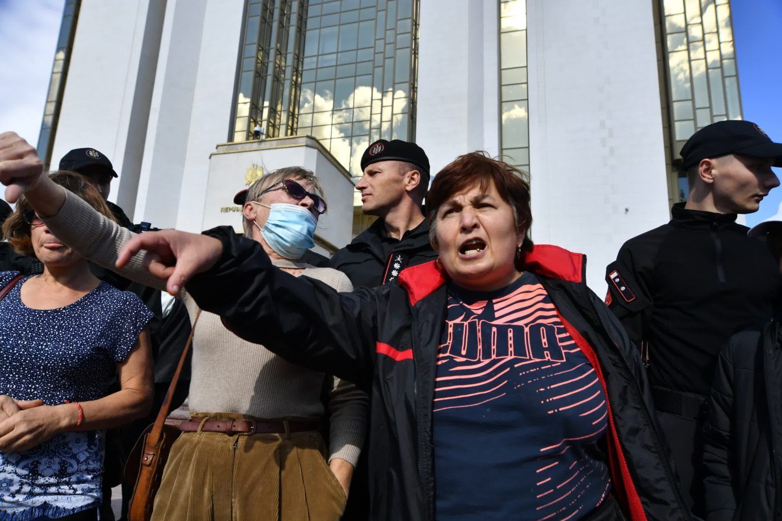 В Молдове оппозиционная партия "Шор" объявила бессрочную акцию протеста: палатки установили возле офиса президента