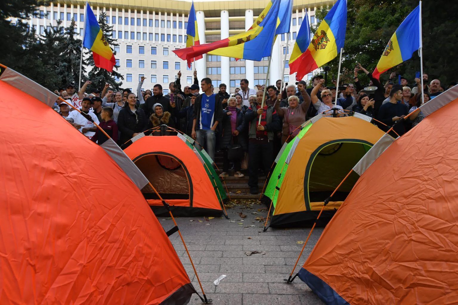 В Молдове оппозиционная партия "Шор" объявила бессрочную акцию протеста: палатки установили возле офиса президента