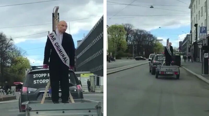 У Норвегії до парламенту принесли труну з ''Путіним'' та знаковою табличкою. Фото 