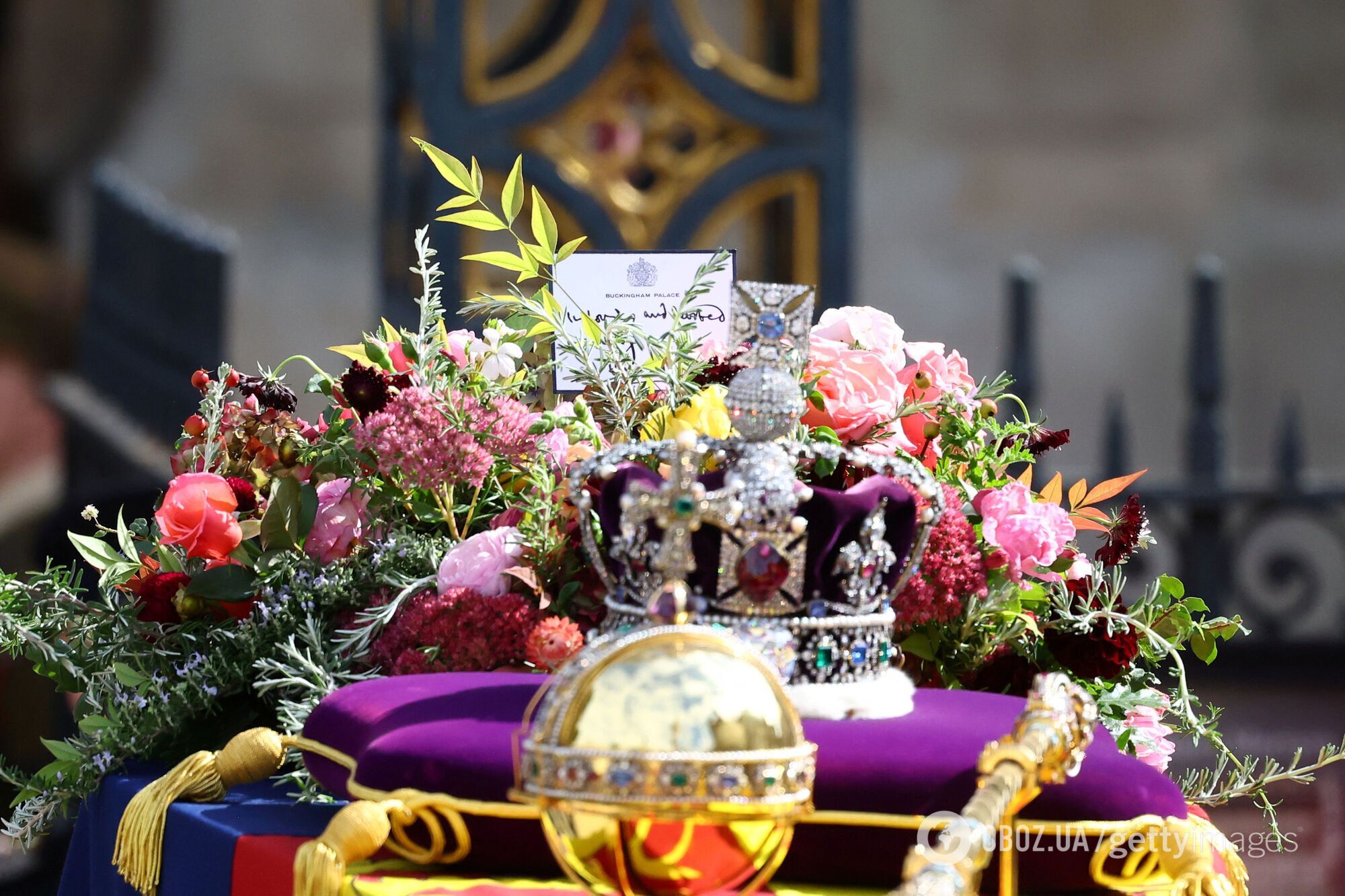 На труні королеви серед квітів помітили зворушливу записку від її сина Чарльза ІІІ