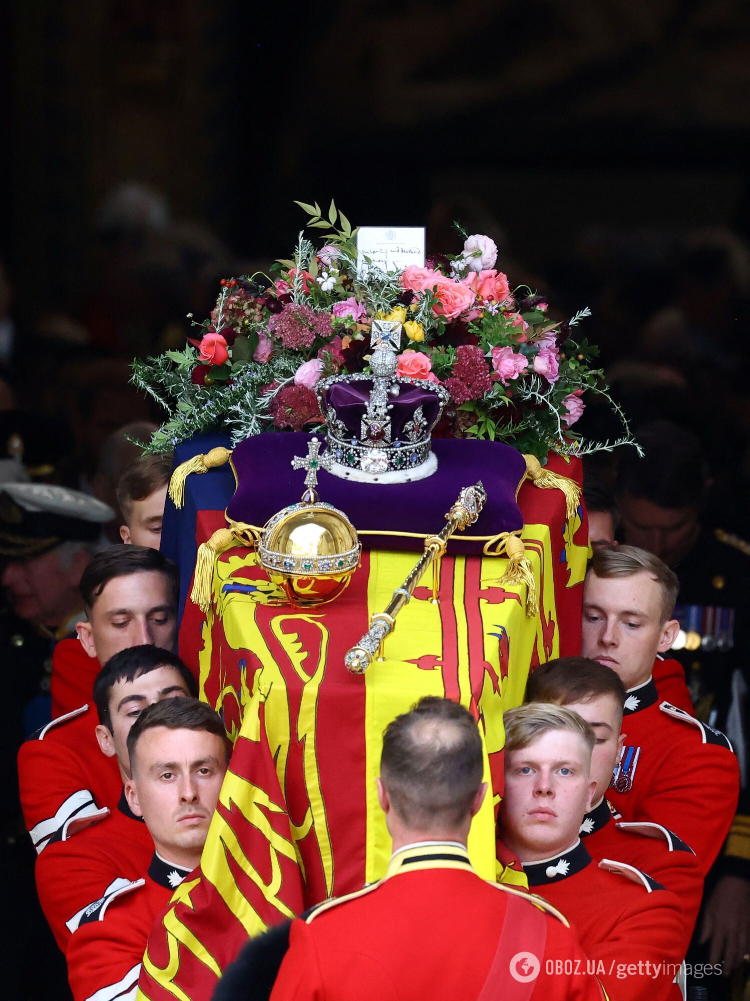 На гробе королевы среди цветов заметили трогательную записку от ее сына Чарльза ІІІ