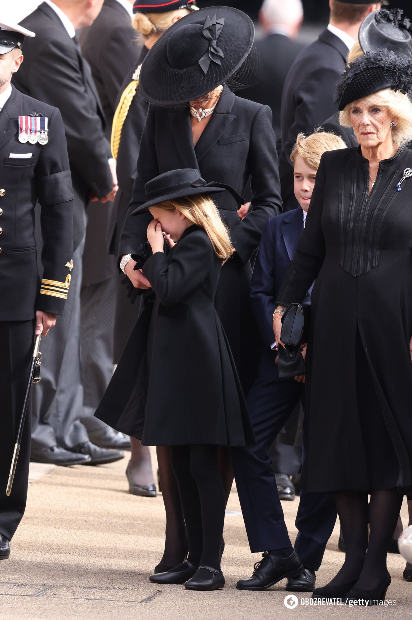 Принцеса Шарлотта розплакалася на похороні прабабусі Єлизавети ІІ: кадри зворушили мережу