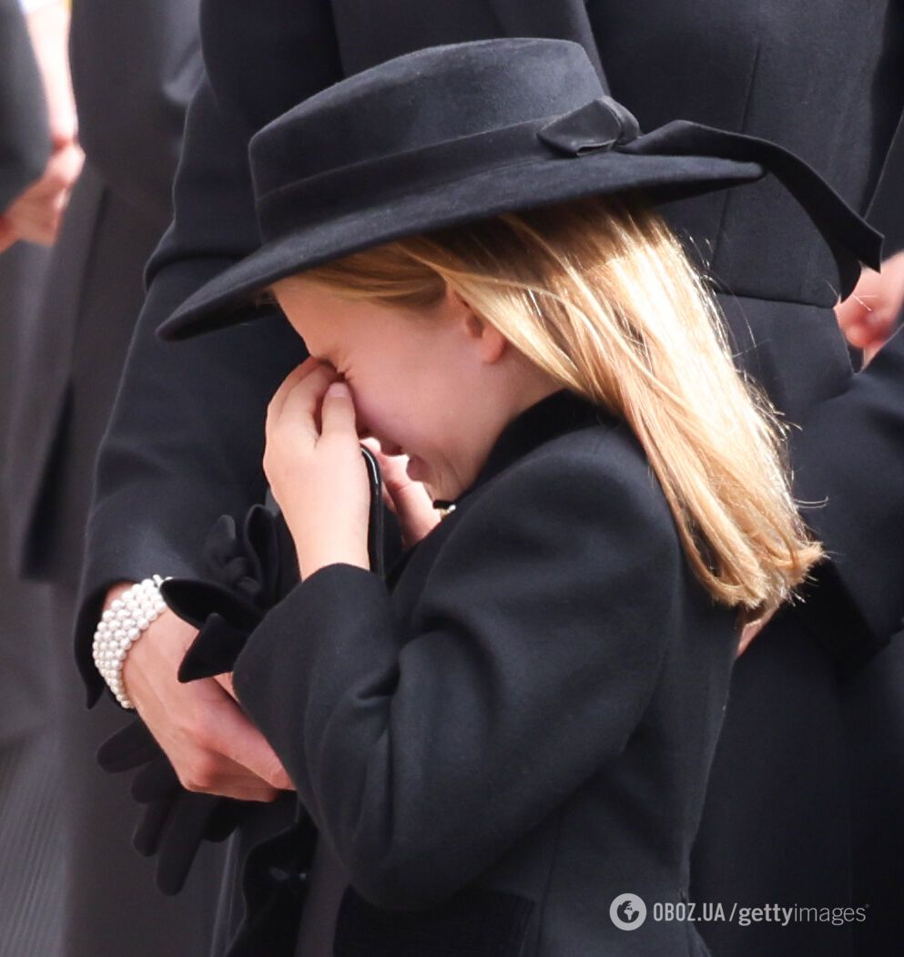 Принцесса Шарлотта расплакалась на похоронах прабабушки Елизаветы II: кадры растрогали сеть