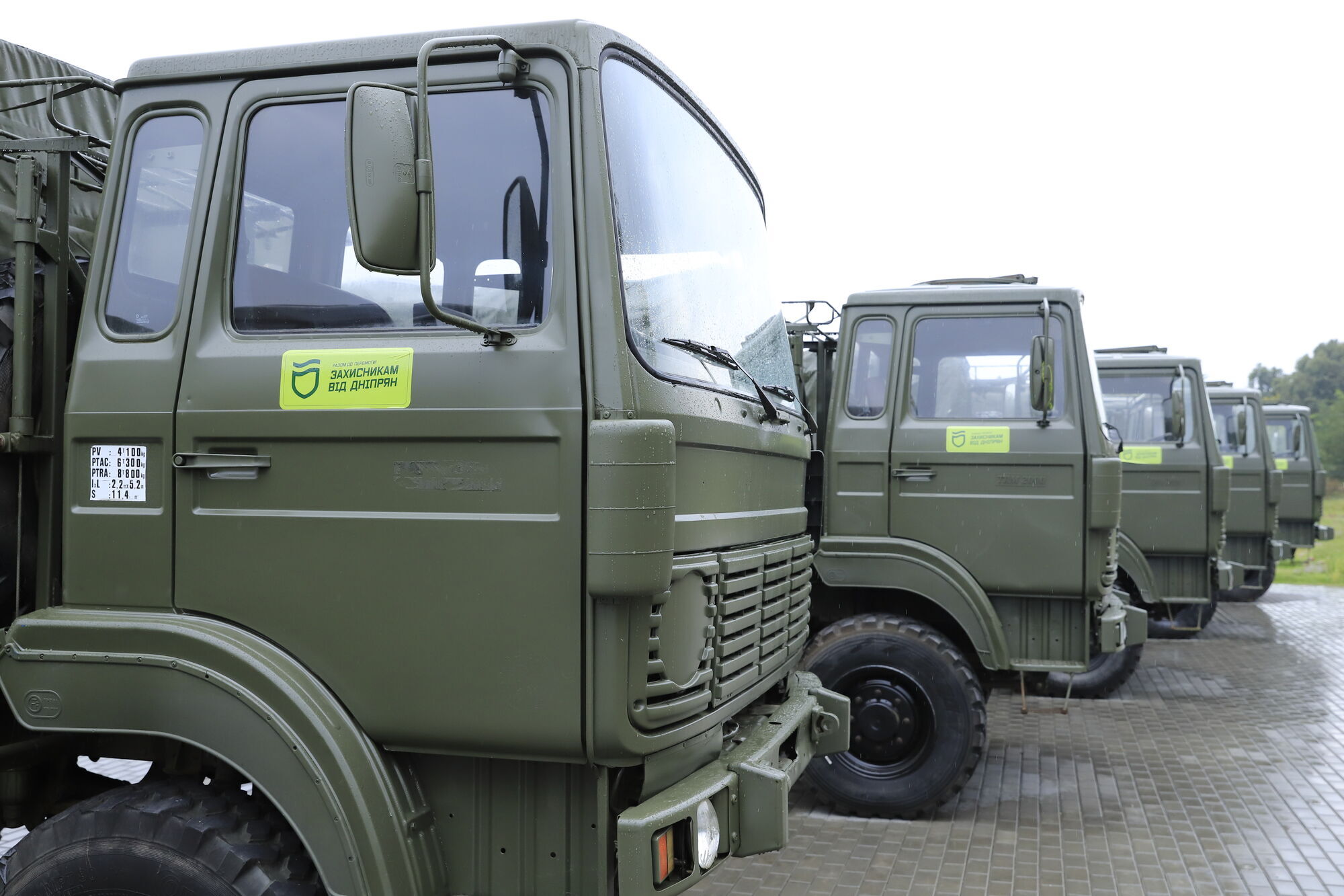 Днепр передал ВСУ уже почти 600 грузовиков и легковушек, – Филатов