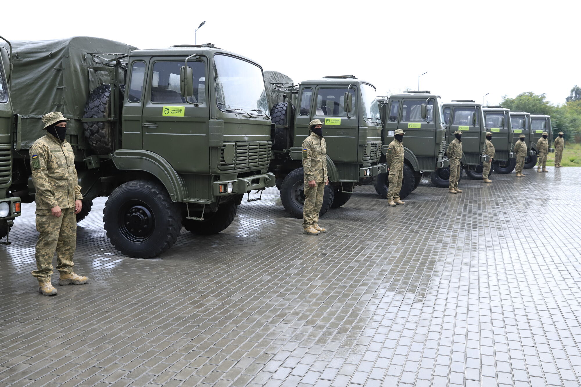 Дніпро передало ЗСУ вже майже 600 вантажівок та легковиків, – Філатов