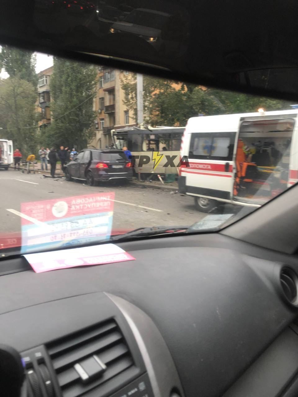 У Києві сталася ДТП за участю Mercedes та маршрутки: постраждало понад 20 осіб. Фото і відео
