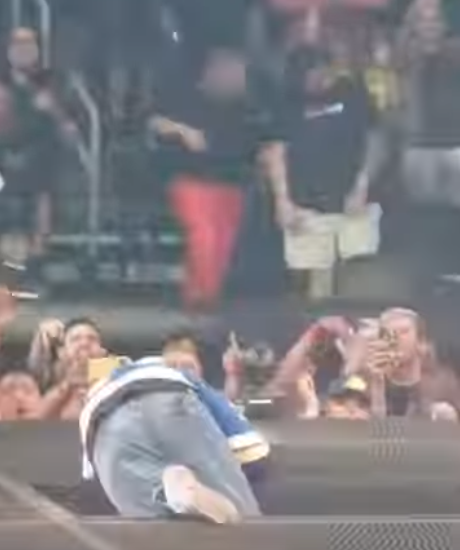 Американский рэпер Пост Малоун провалился в дыру на сцене во время концерта. Видео