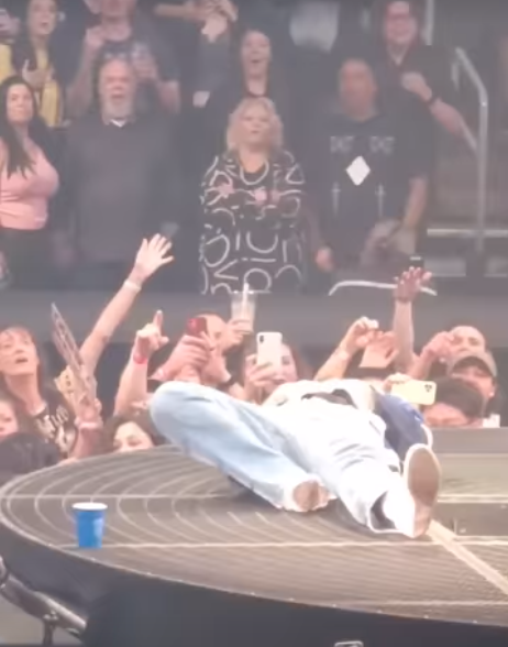 Американский рэпер Пост Малоун провалился в дыру на сцене во время концерта. Видео