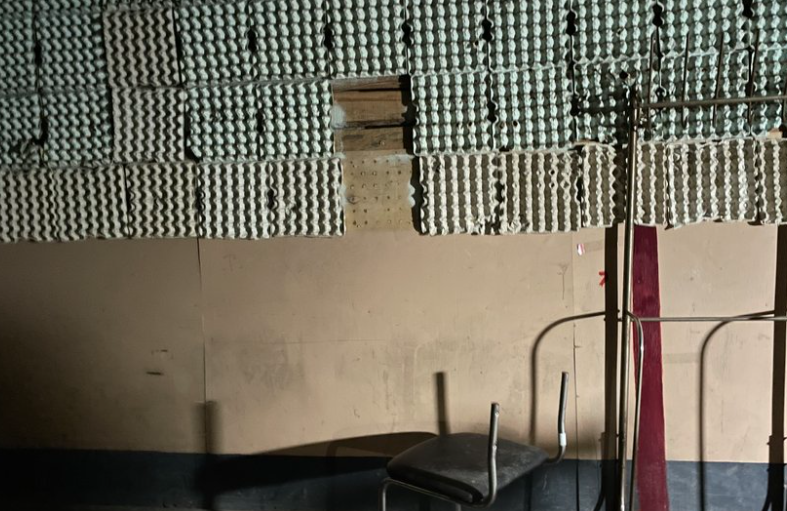 Палки, противогазы и следы крови: появились новые фото из пыточной камеры оккупантов в Изюме