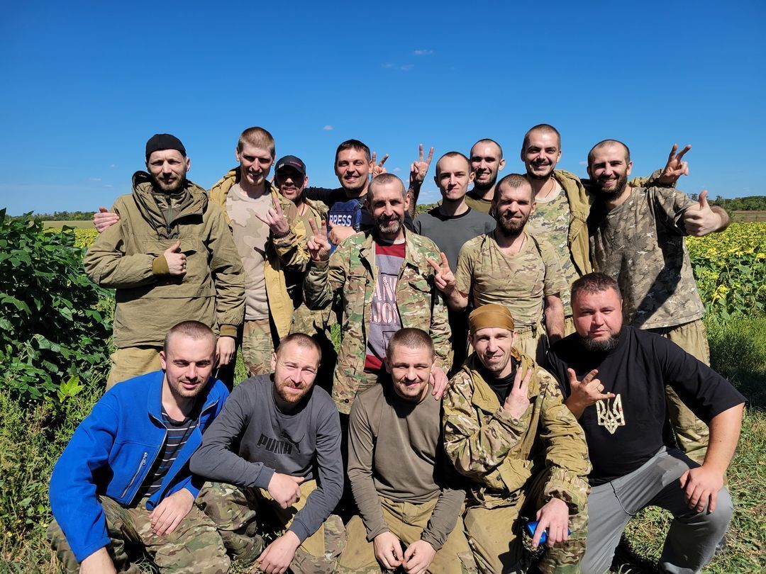 На Донеччині провели черговий обмін військовополоненими: серед звільнених – офіцер і медик. Фото