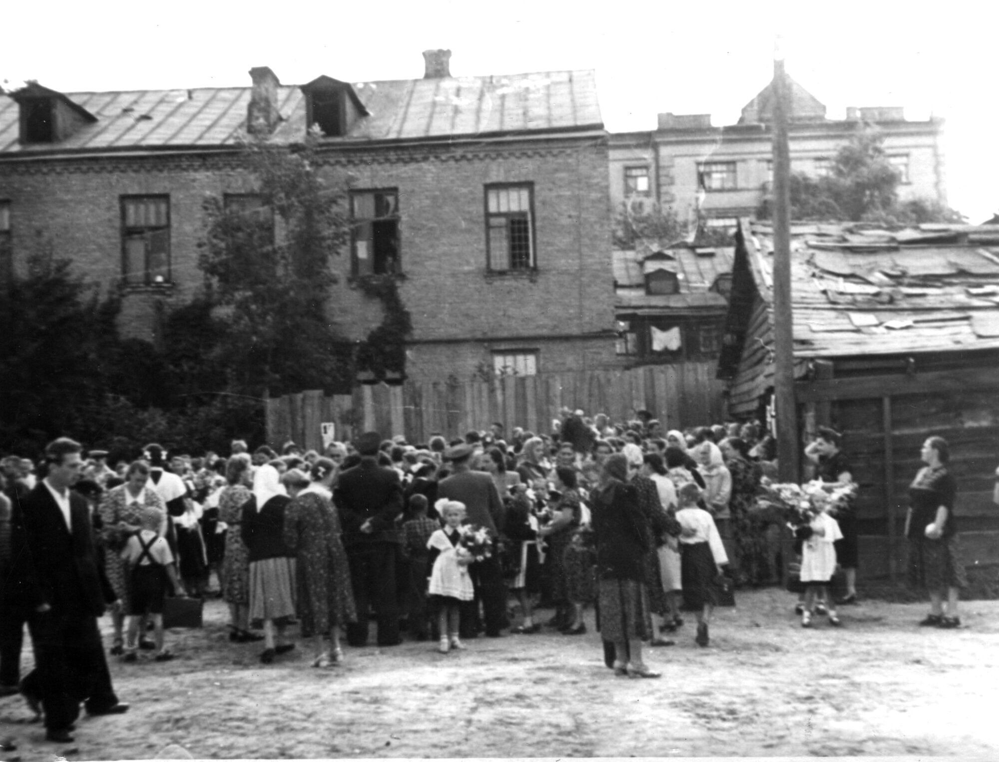 В сети показали, каким было 1 сентября для школьников Лукьяновки в Киеве в 1955 году. Фото