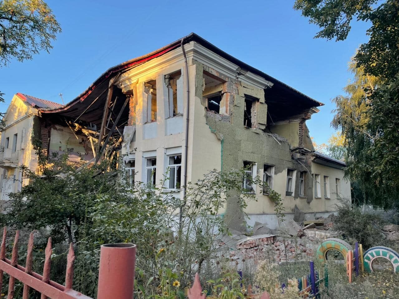 Оккупанты нанесли удар по детсаду в Славянске здание превратили в руины. Фото и видео