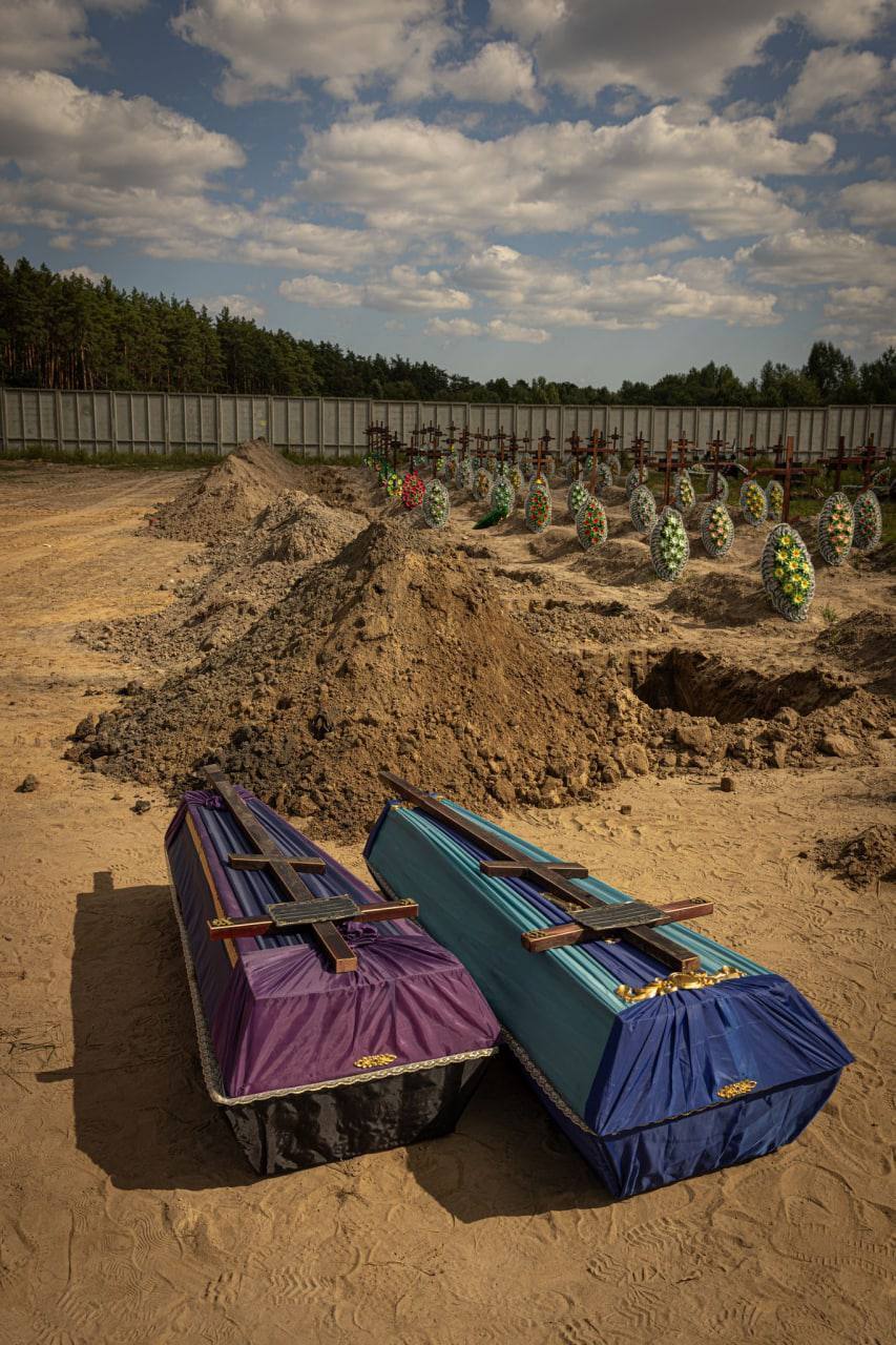 У Бучі поховали ще 15 жертв російських окупантів: лише двох вдалося розпізнати. Фото і відео