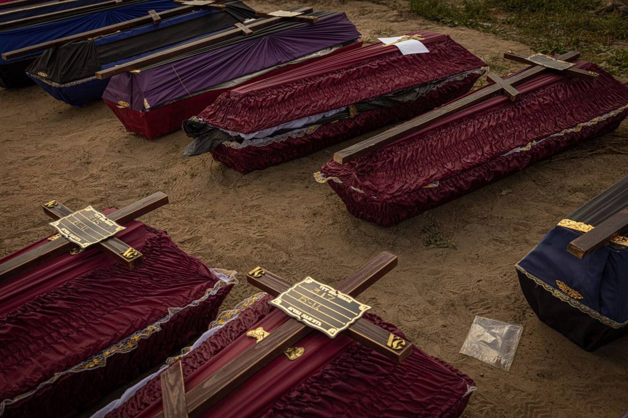 Поховання загиблих у Бучі