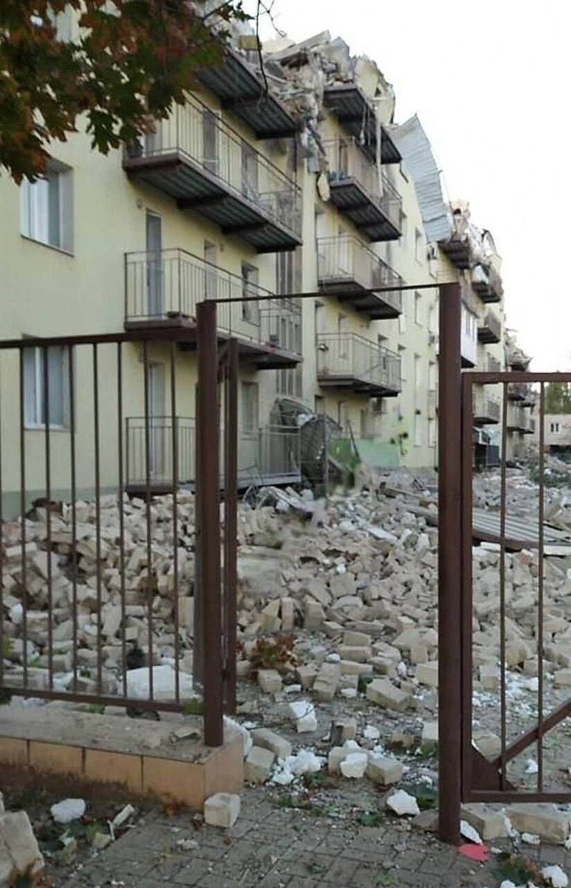 "Неудачно покурили"? В оккупированном Херсоне прогремел взрыв возле общежития, где жили кадыровцы. Фото