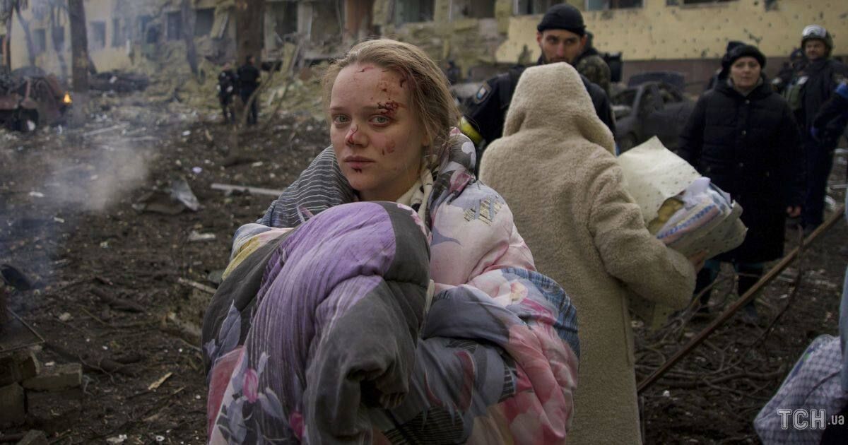 ''Породілля з Маріуполя'' засвітилася на заходах окупантів: несе дітям ''русскій мір'', який її ледве не вбив. Відео