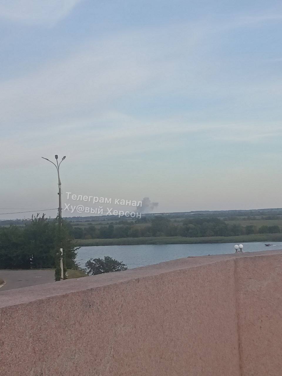 ВСУ ударили по мосту в Олешках, а в Новой Каховке и Казацком снова "бавовна". Фото и видео