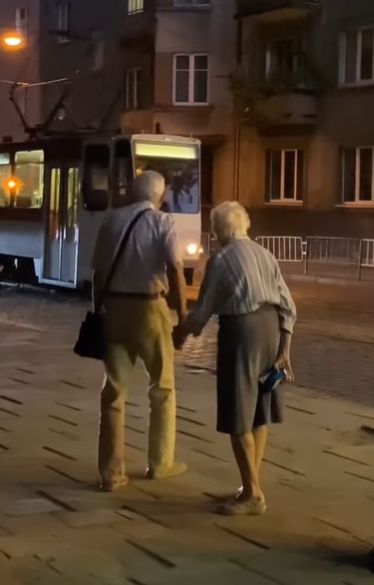 Видео поцелуя стареньких дедушки и бабушки во Львове растрогало сеть и стало вирусным