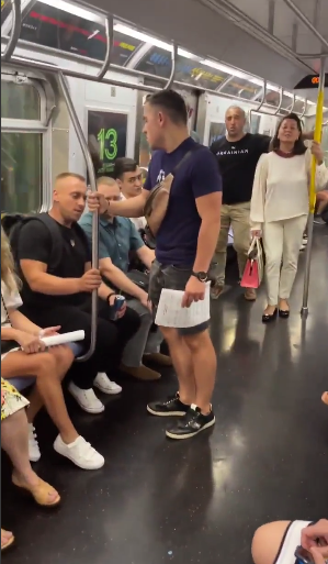 Відео, як українці співають ''Ой у лузі червона калина'' в метро Нью-Йорка, підкорило мережу