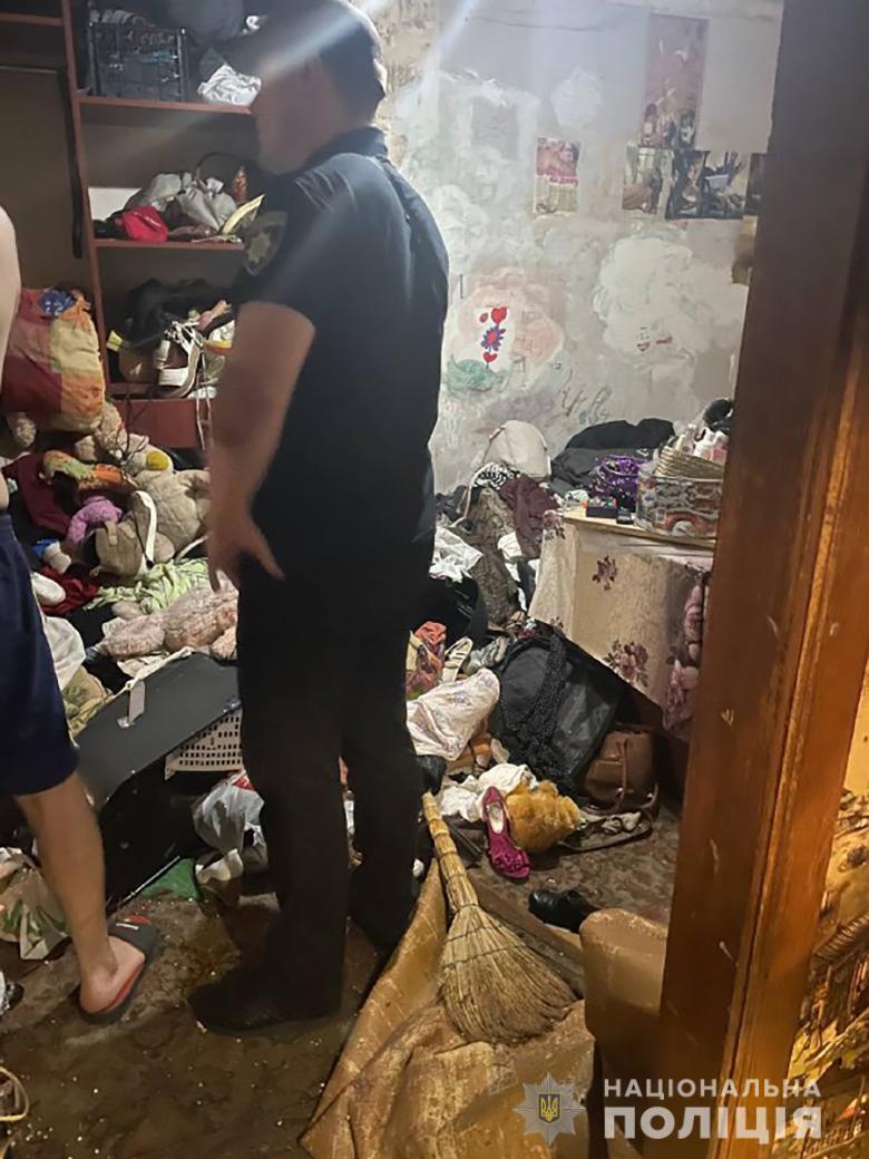 У Києві дві маленькі дівчинки жили серед купи сміття та тарганів: їх тимчасово вилучили із родини. Фото