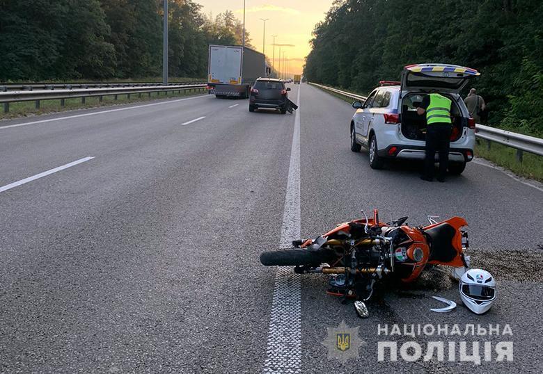 В Киеве произошла смертельная авария с участием легковушки и мотоцикла. Фото