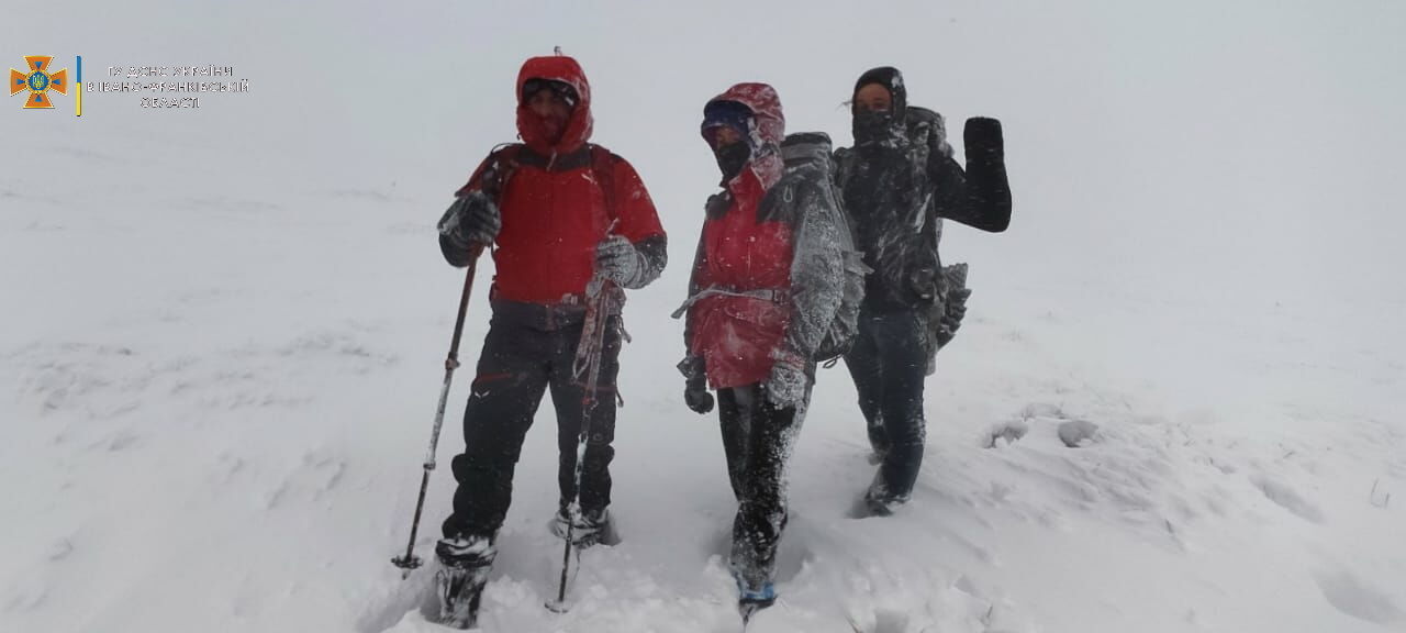 В українських Карпатах рятувальники знайшли двох туристів з Києва, які через погоду ''застрягли'' в горах. Фото