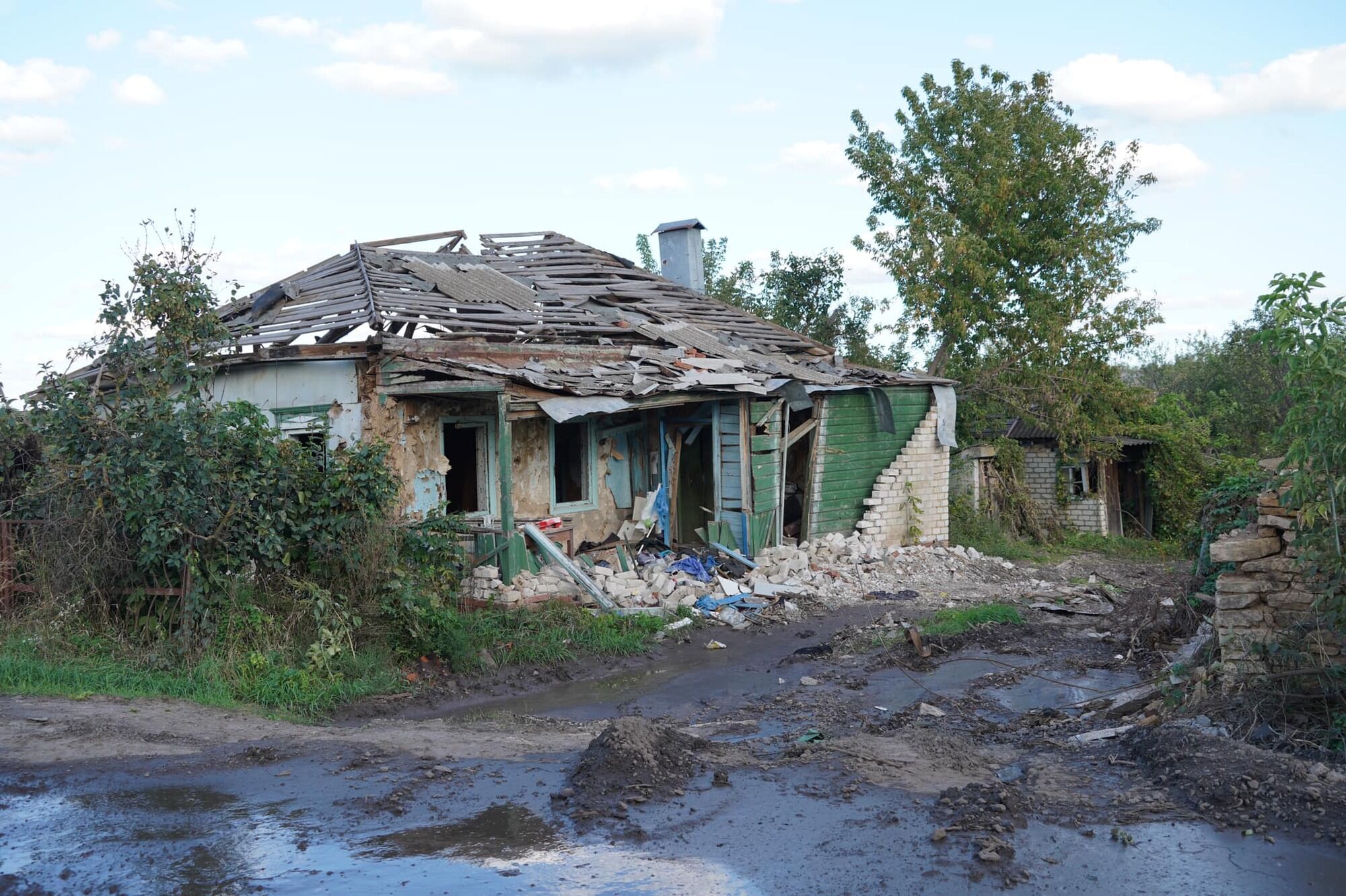 Колись туди приїжджали туристи: у мережі показали понівечене окупантами село на Харківщині. Фото