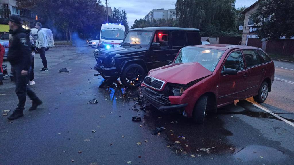 На Киевщине произошла авария с участием внедорожника Mercedes: есть пострадавшие. Фото