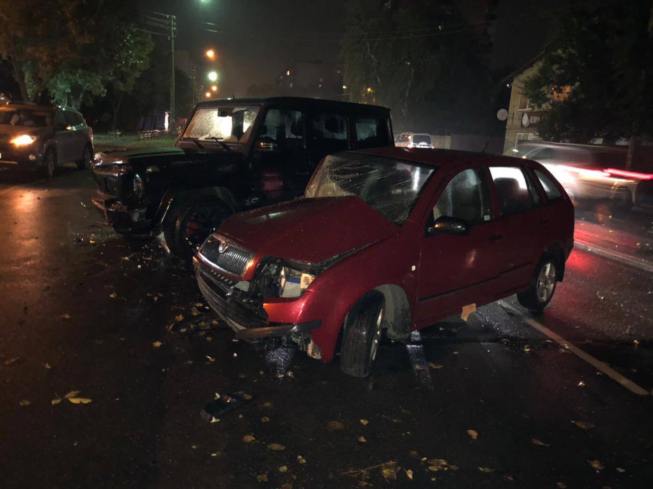 На Київщині сталась аварія за участю позашляховика Mercedes: є постраждалі. Фото