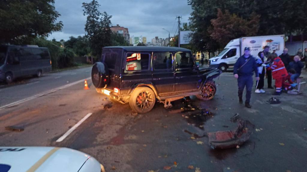 На Киевщине произошла авария с участием внедорожника Mercedes: есть пострадавшие. Фото