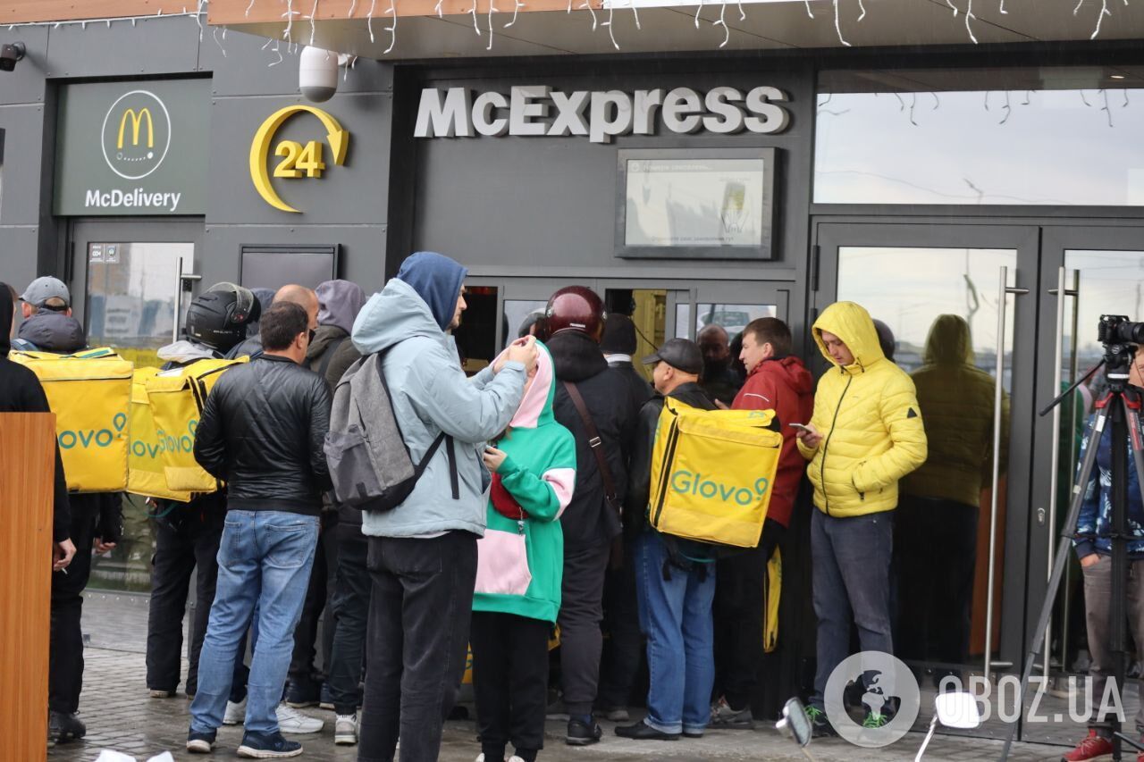 Проблемы с приложением и доставка с опозданием на 1,5 часа: в Киеве ажиотаж из-за открытия McDonald's. Фоторепортаж