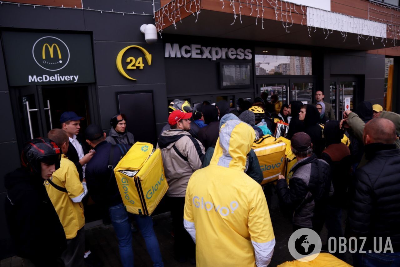 Проблеми з додатком та доставка із запізненням на 1,5 години: у Києві ажіотаж через відкриття McDonald’s. Фоторепортаж