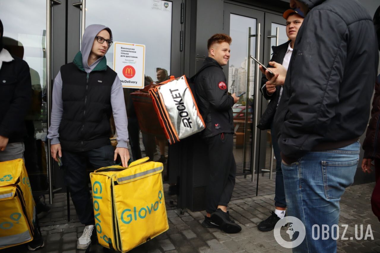 Проблемы с приложением и доставка с опозданием на 1,5 часа: в Киеве ажиотаж из-за открытия McDonald's. Фоторепортаж