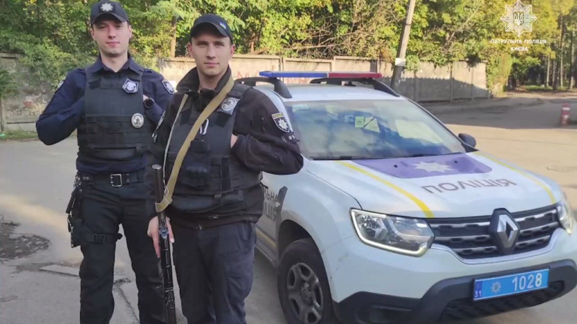 У Києві патрульні за кілька хвилин до трагедії врятували чоловіка, який намагався скоїти самогубство. Відео