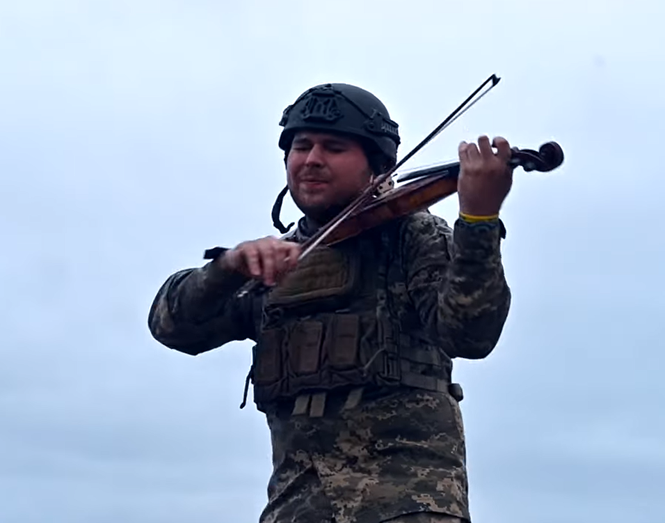 "Воїни світла проти канібалів": захисник України, який у військовій формі грає на скрипці, розчулив мережу