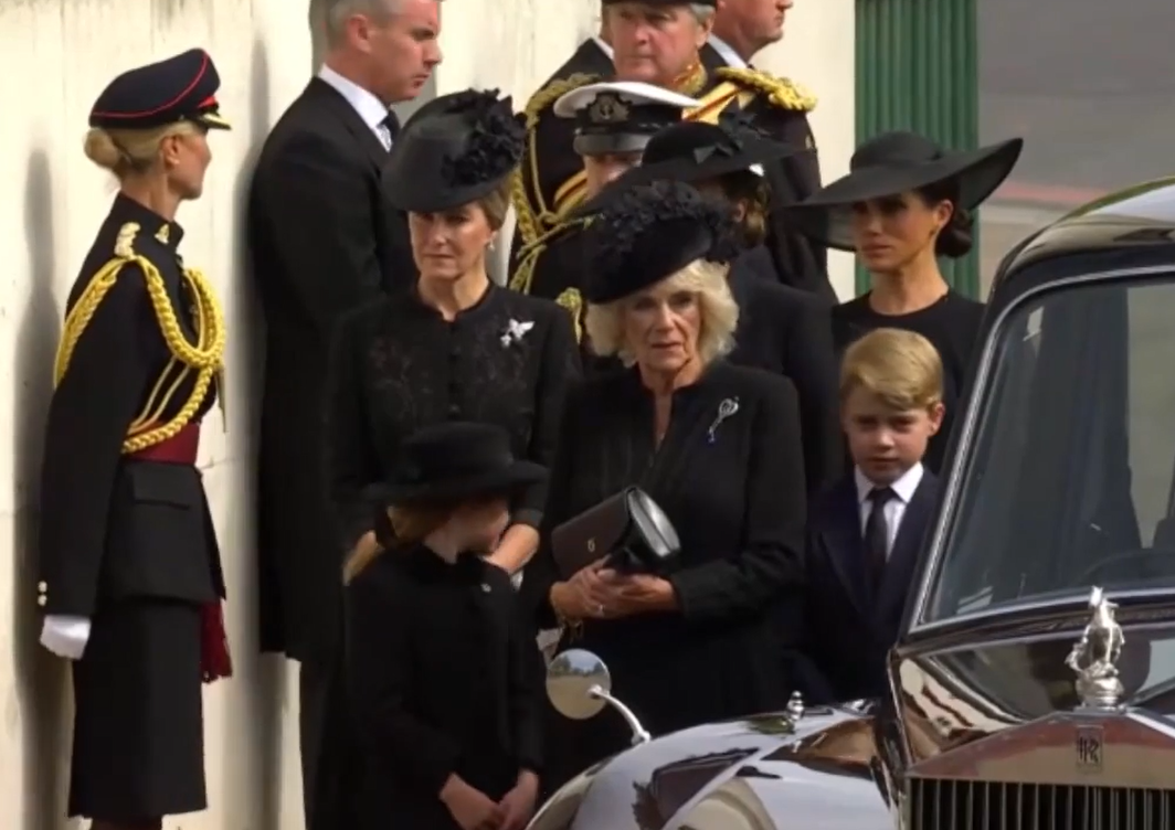 Витівка принцеси Шарлотти і принца Джорджа на похороні вивела з себе королеву-консорта Каміллу: кадри виклали в мережу